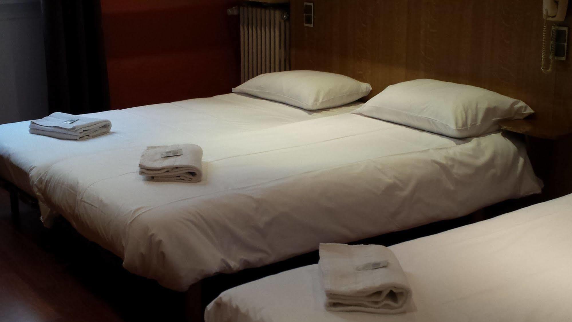 Hotel Abalone - Centre Gare Nîmes Kültér fotó
